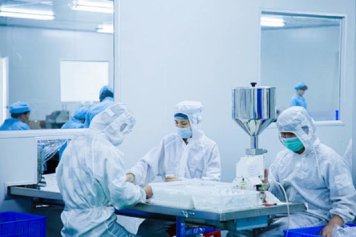 bestspicule staff working in a sterile workshop